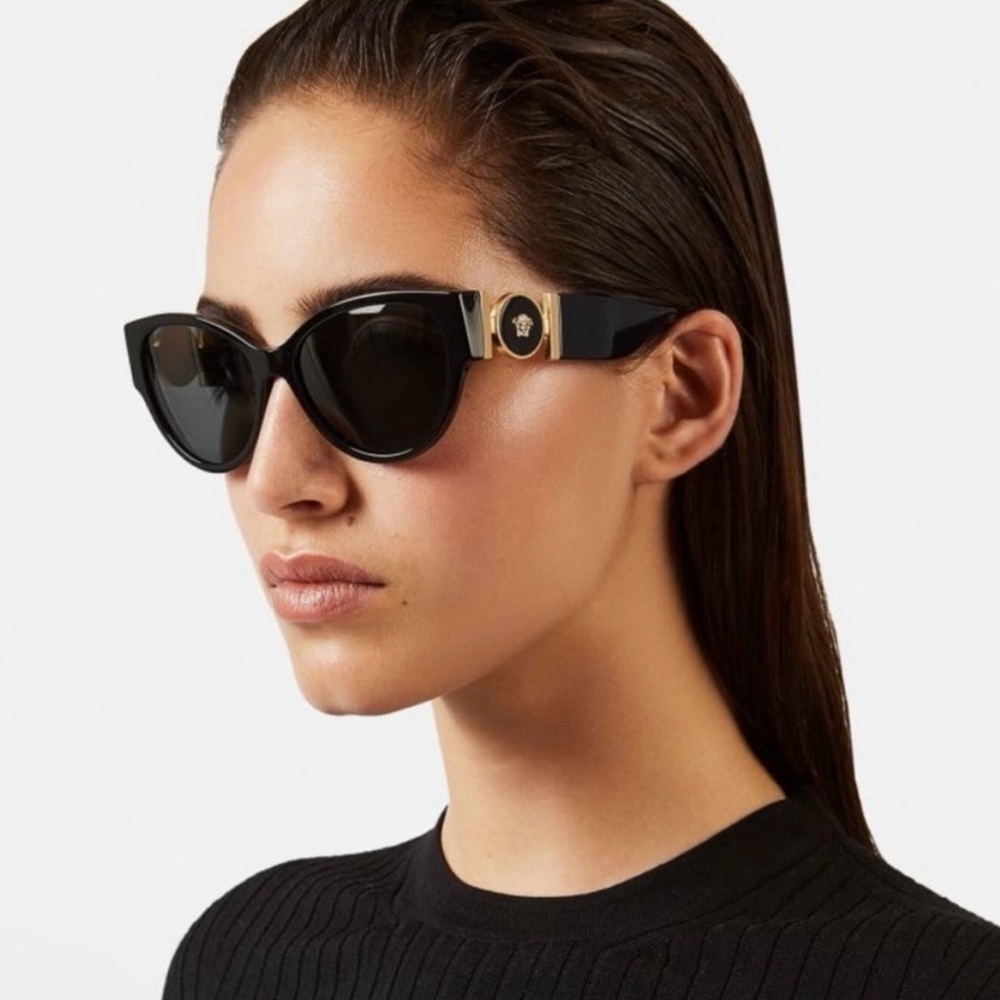 NWT Versace Black and Gold Sunglasses (papers,box‎ ,dust bag)